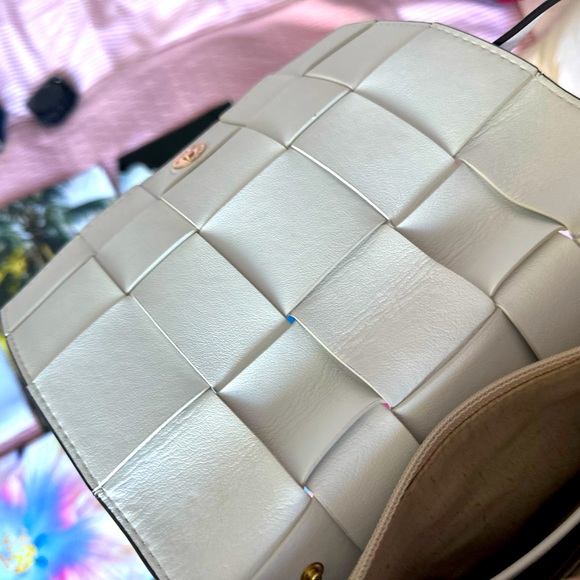 NEW ARRIVAL!!! Michael Kors White Wowen Bag with Tassels and Gold Hardware - Picture 6 of 8